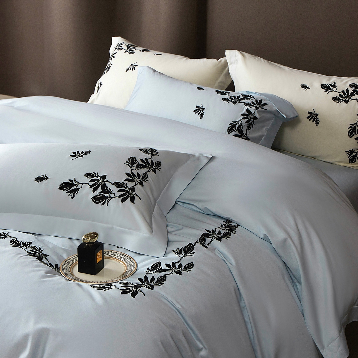 91家纺网 家纺一手货源 找家纺 优悦生活馆 2026新款舒适冰丝刺绣四件套-绽放 绽放-蓝