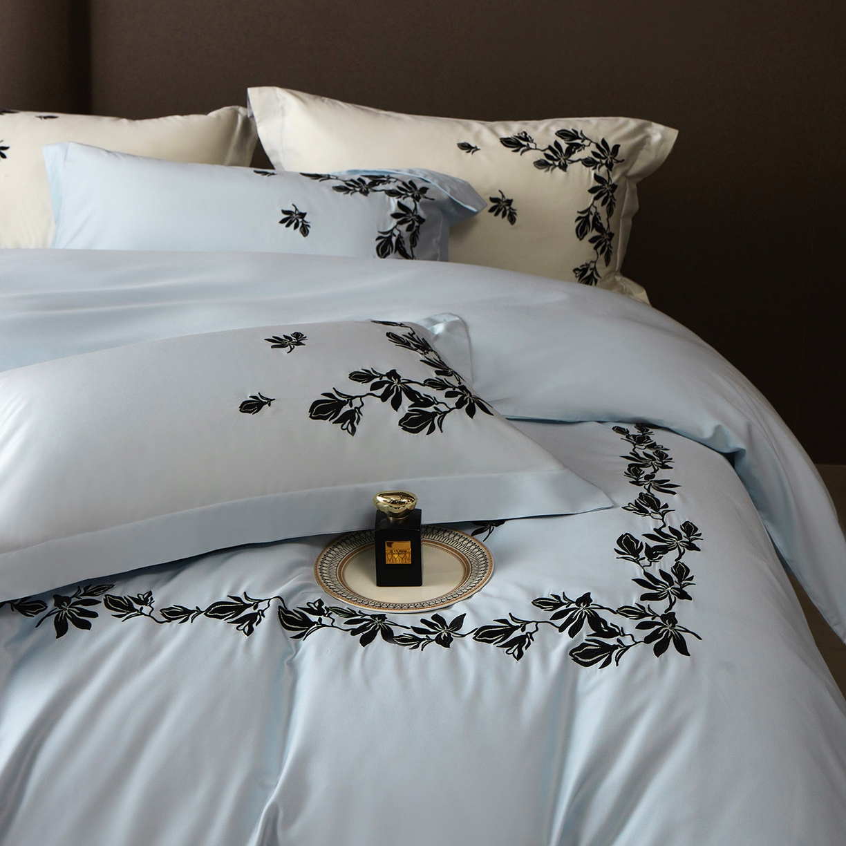 91家纺网 家纺一手货源 找家纺 优悦生活馆 2026新款舒适冰丝刺绣四件套-绽放 绽放-蓝