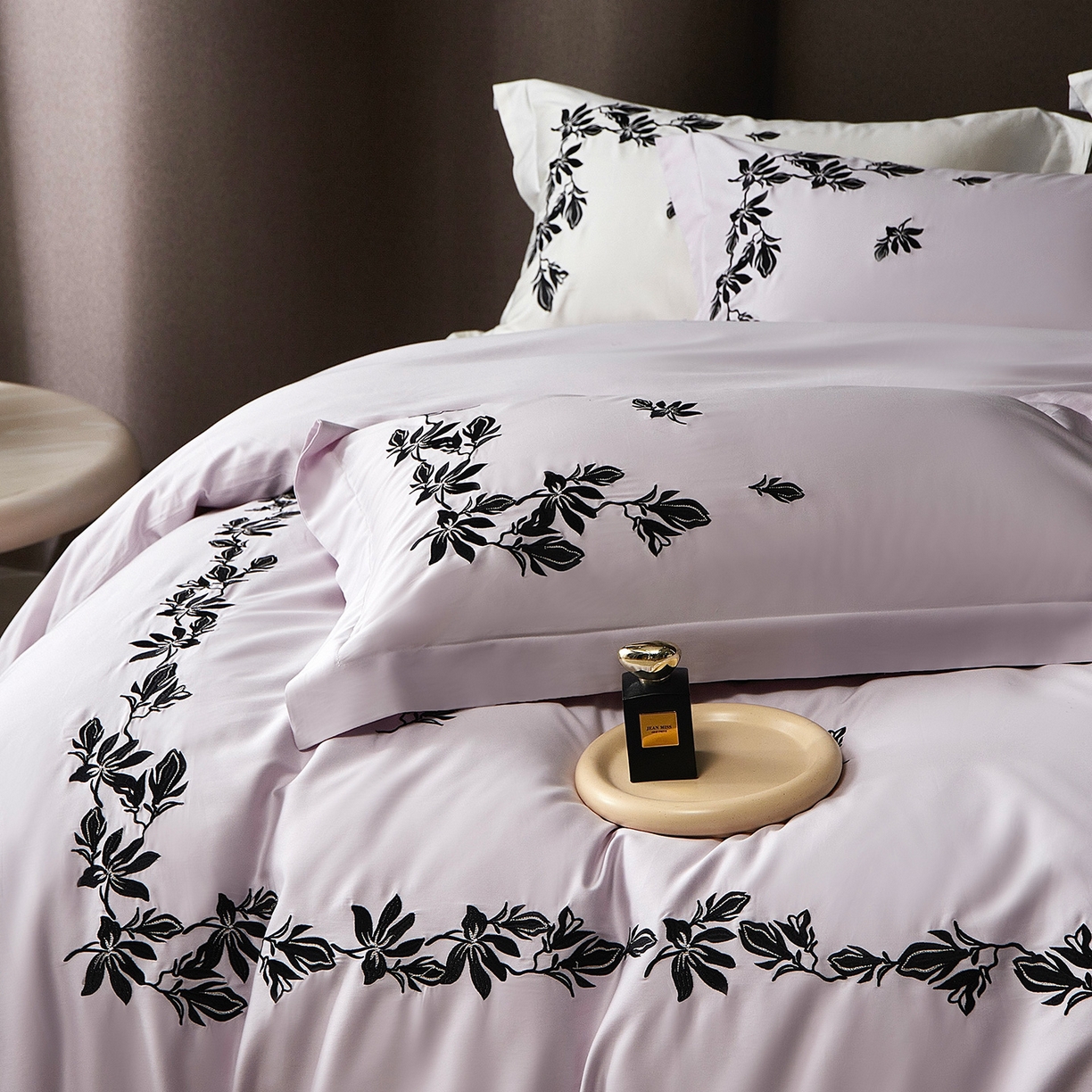 91家纺网 家纺一手货源 找家纺 优悦生活馆 2026新款舒适冰丝刺绣四件套-绽放 绽放-紫