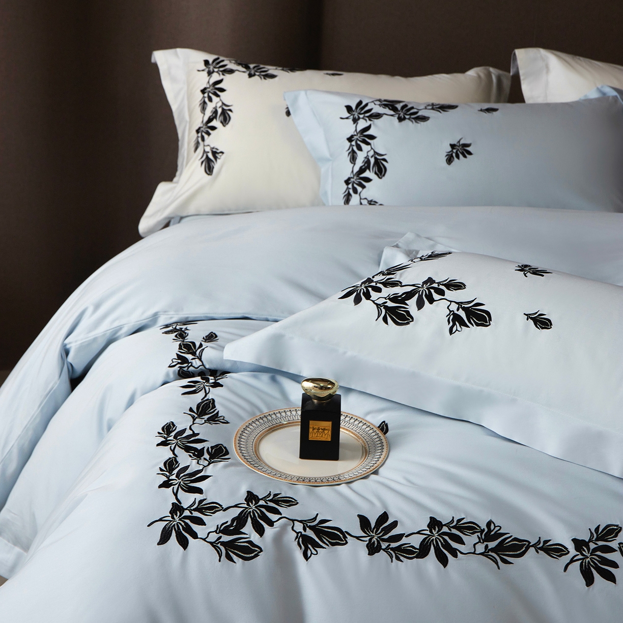 91家纺网 家纺一手货源 找家纺 优悦生活馆 2026新款舒适冰丝刺绣四件套-绽放 绽放-蓝