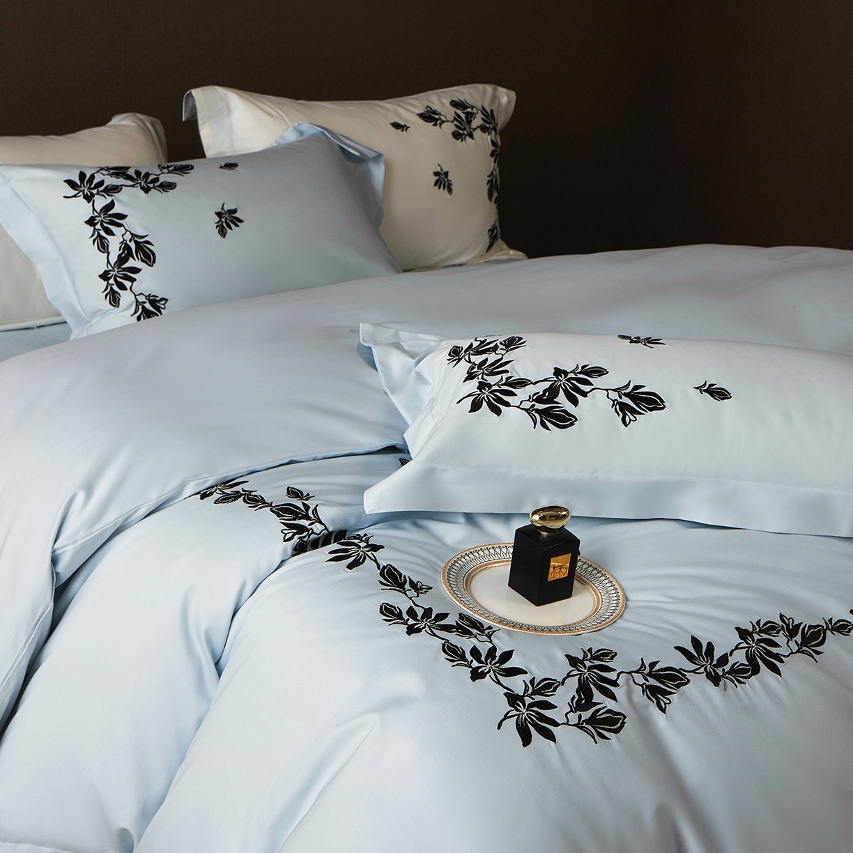 91家纺网 家纺一手货源 找家纺 优悦生活馆 2026新款舒适冰丝刺绣四件套-绽放 绽放-蓝