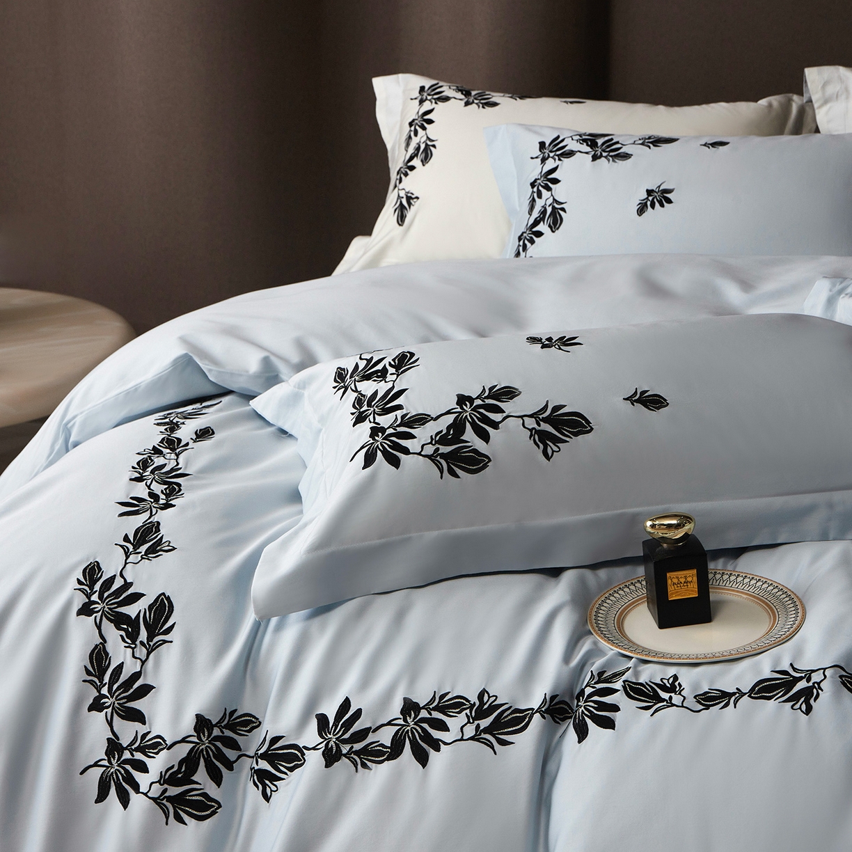 91家纺网 家纺一手货源 找家纺 优悦生活馆 2026新款舒适冰丝刺绣四件套-绽放 绽放-蓝