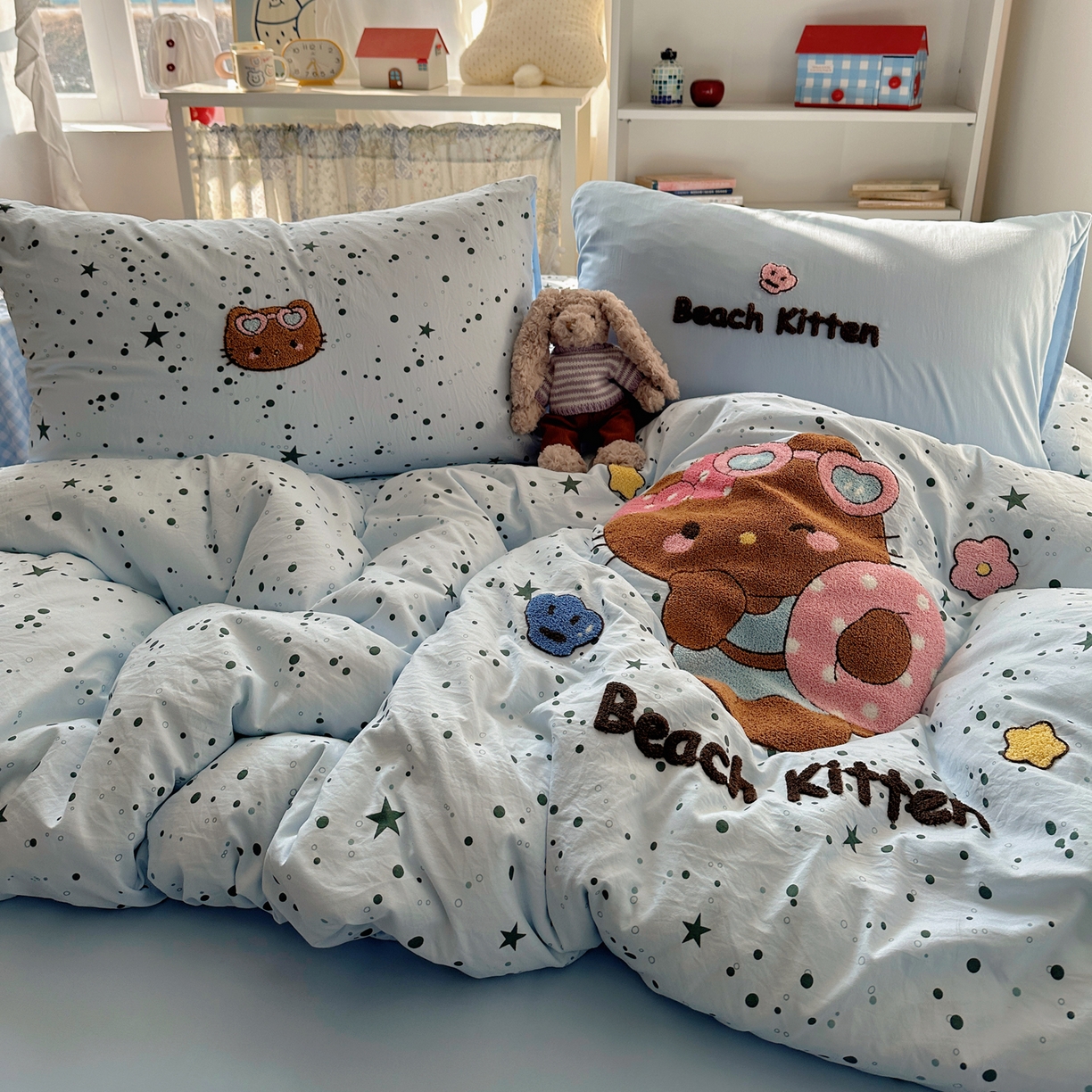 91家纺网 家纺一手货源 找家纺 玉海棠家纺 2026新款高克重超软糯可爱系毛巾绣四件套 kt猫派对