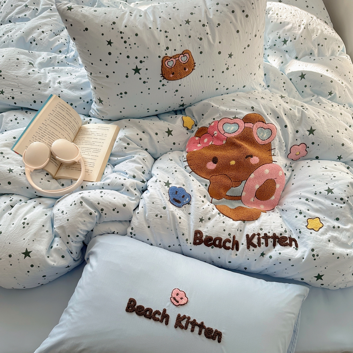 91家纺网 家纺一手货源 找家纺 玉海棠家纺 2026新款高克重超软糯可爱系毛巾绣四件套 kt猫派对