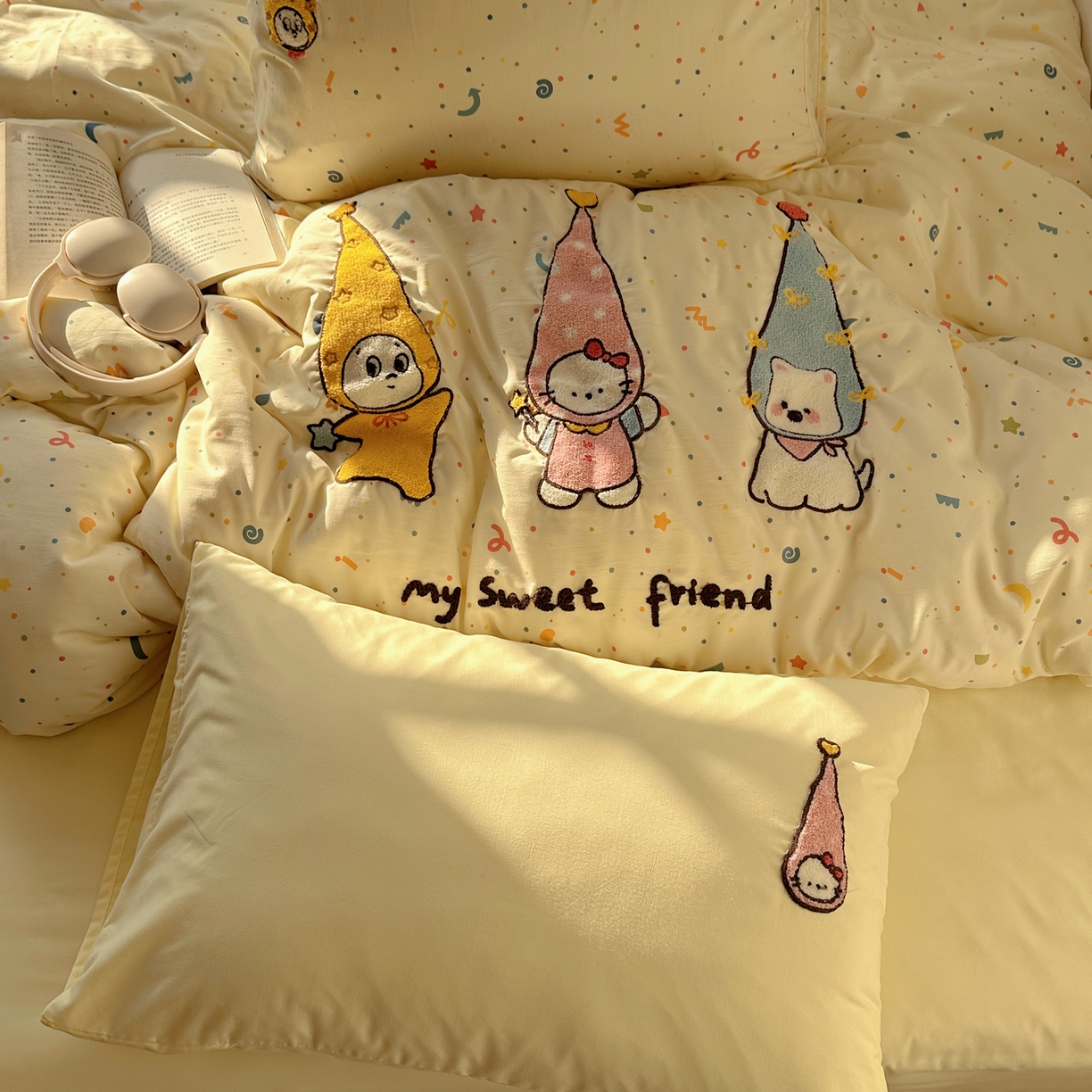 91家纺网 家纺一手货源 找家纺 玉海棠家纺 2026新款高克重超软糯可爱系毛巾绣四件套 欢喜朋友拉