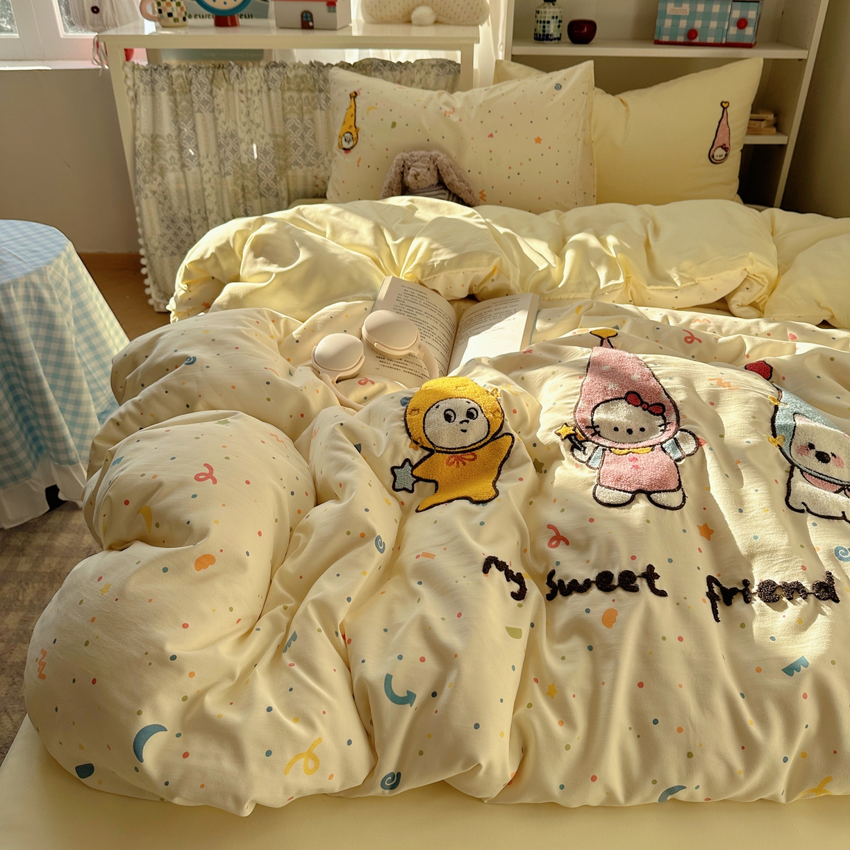 91家纺网 家纺一手货源 找家纺 玉海棠家纺 2026新款高克重超软糯可爱系毛巾绣四件套 欢喜朋友拉