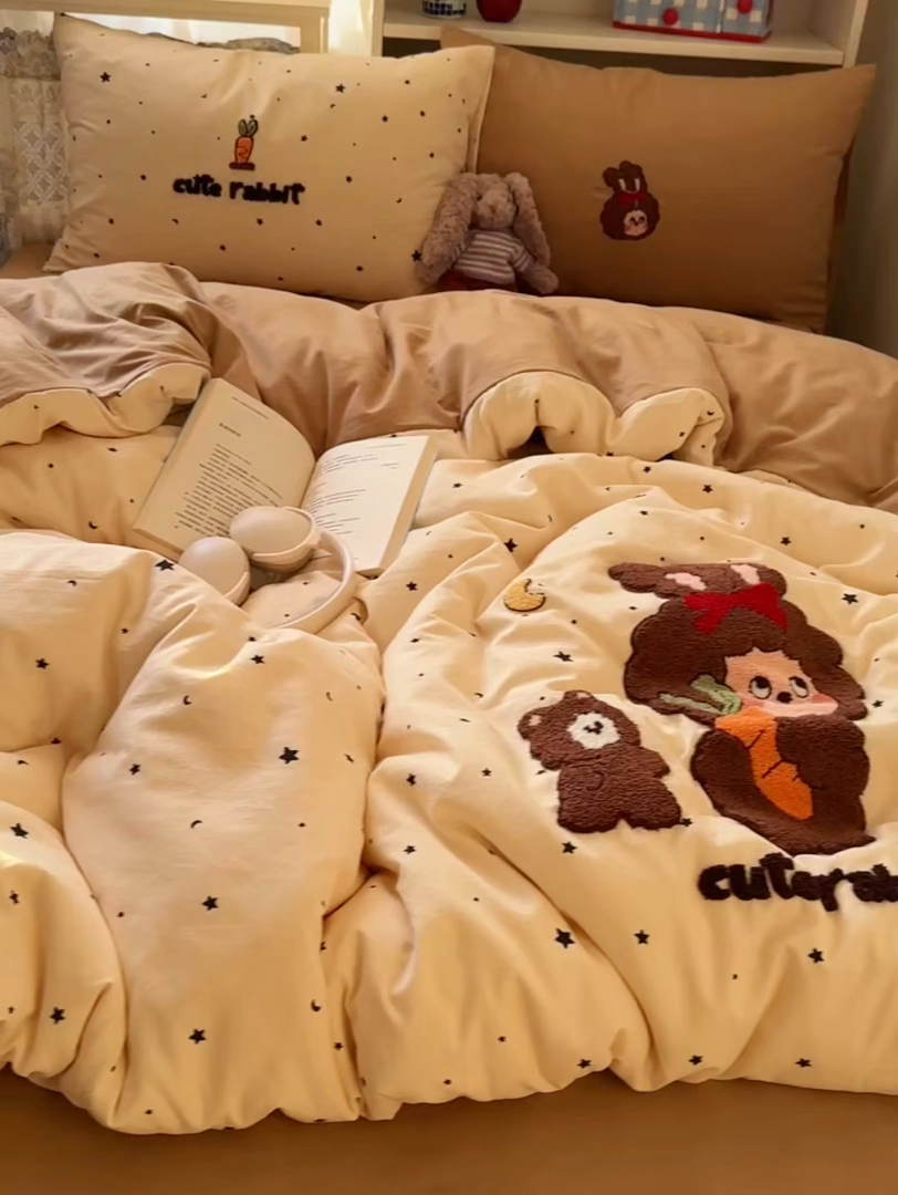 91家纺网 家纺一手货源 找家纺 玉海棠家纺 2026新款高克重超软糯可爱系毛巾绣四件套 萝卜星星呀