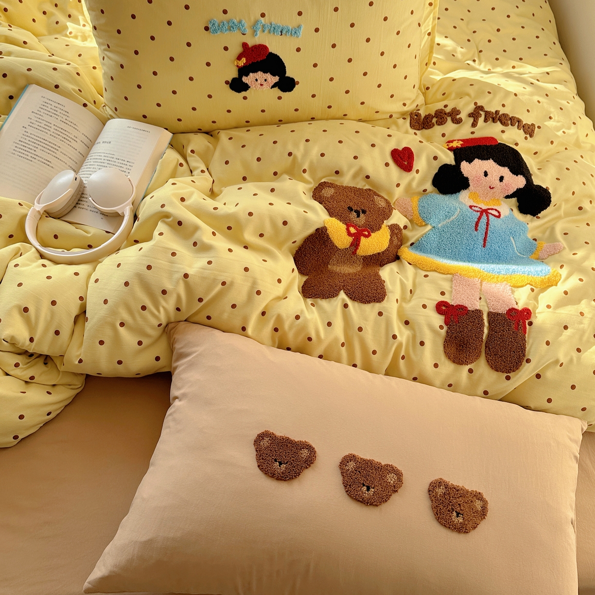 91家纺网 家纺一手货源 找家纺 玉海棠家纺 2026新款高克重超软糯可爱系毛巾绣四件套 萌妹与熊