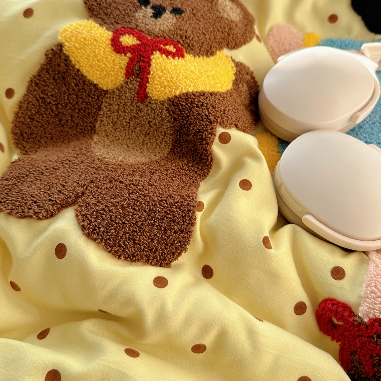 91家纺网 家纺一手货源 找家纺 玉海棠家纺 2026新款高克重超软糯可爱系毛巾绣四件套 萌妹与熊