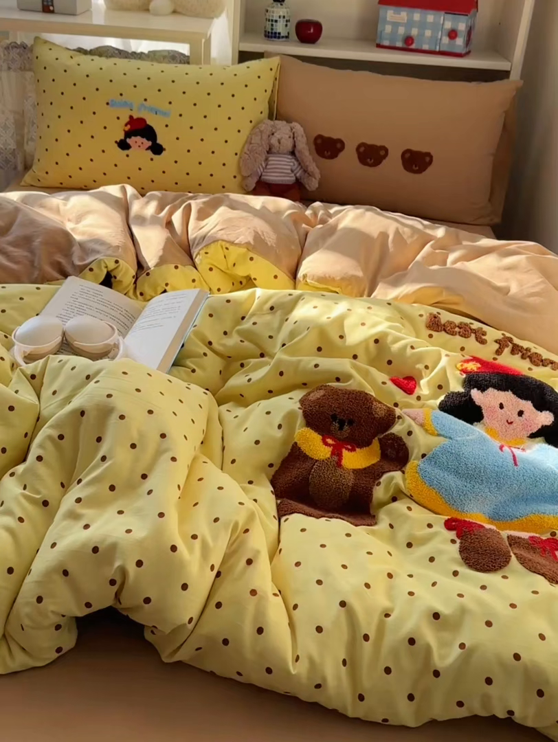 91家纺网 家纺一手货源 找家纺 玉海棠家纺 2026新款高克重超软糯可爱系毛巾绣四件套 萌妹与熊