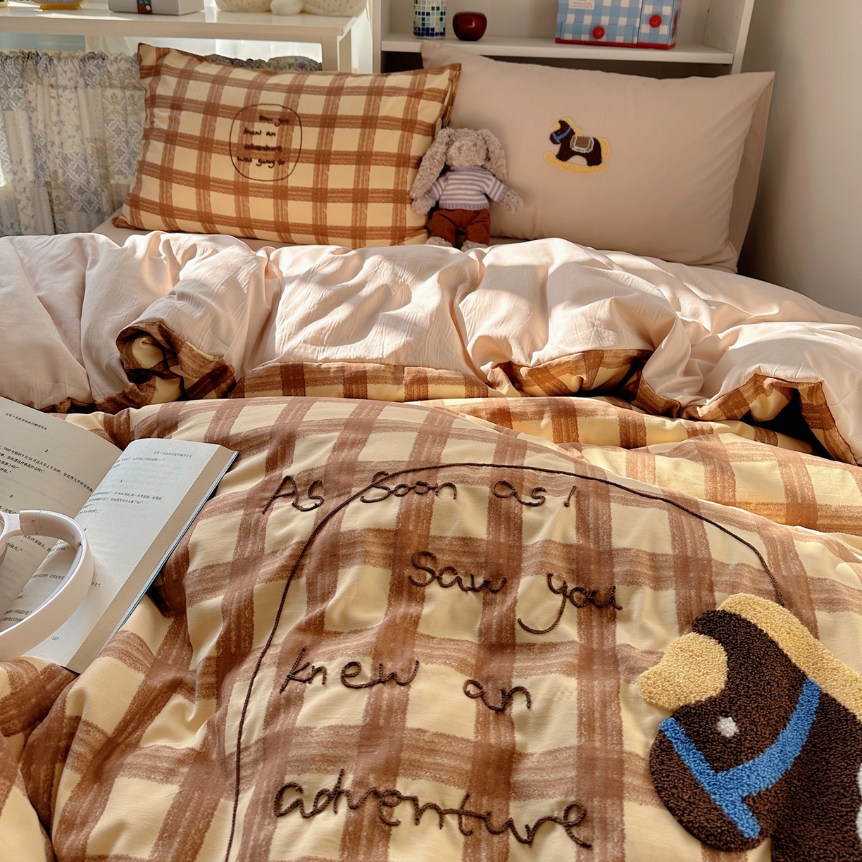 91家纺网 家纺一手货源 找家纺 玉海棠家纺 2026新款高克重超软糯可爱系毛巾绣四件套 木马奇遇记