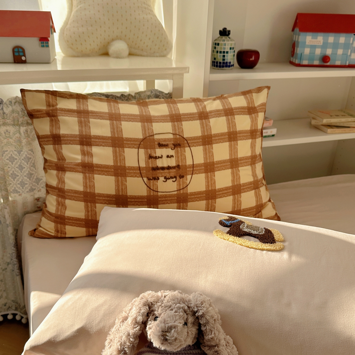 91家纺网 家纺一手货源 找家纺 玉海棠家纺 2026新款高克重超软糯可爱系毛巾绣四件套 木马奇遇记