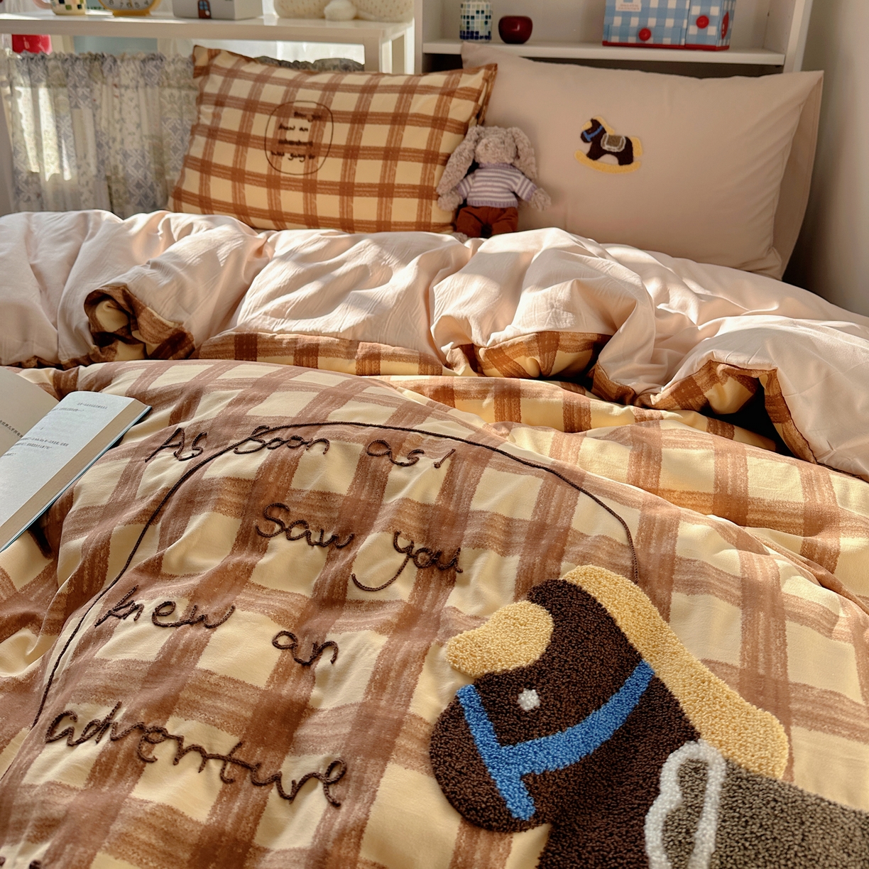 91家纺网 家纺一手货源 找家纺 玉海棠家纺 2026新款高克重超软糯可爱系毛巾绣四件套 木马奇遇记