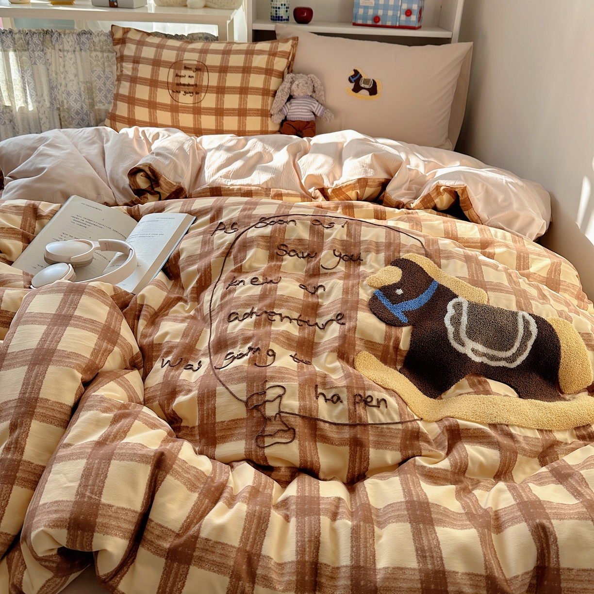 91家纺网 家纺一手货源 找家纺 玉海棠家纺 2026新款高克重超软糯可爱系毛巾绣四件套 木马奇遇记