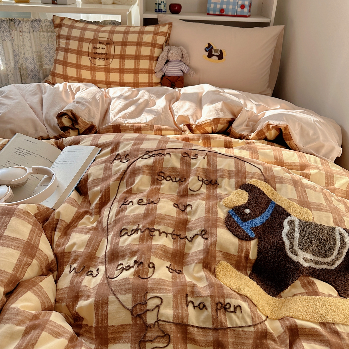 91家纺网 家纺一手货源 找家纺 玉海棠家纺 2026新款高克重超软糯可爱系毛巾绣四件套 木马奇遇记