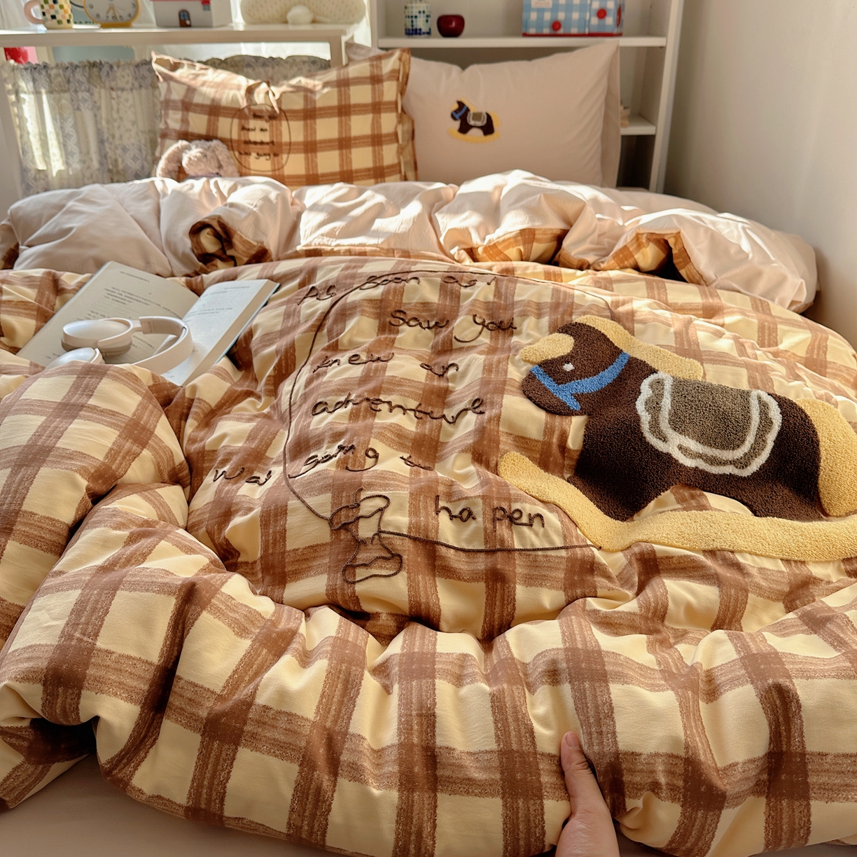 91家纺网 家纺一手货源 找家纺 玉海棠家纺 2026新款高克重超软糯可爱系毛巾绣四件套 木马奇遇记