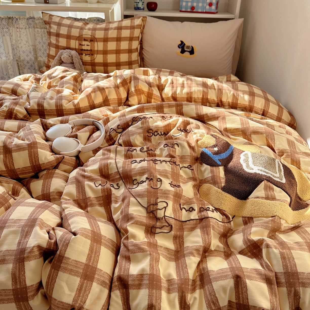 91家纺网 家纺一手货源 找家纺 玉海棠家纺 2026新款高克重超软糯可爱系毛巾绣四件套 木马奇遇记