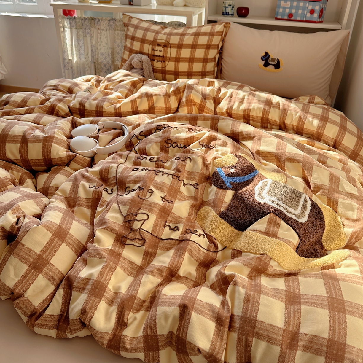 91家纺网 家纺一手货源 找家纺 玉海棠家纺 2026新款高克重超软糯可爱系毛巾绣四件套 木马奇遇记