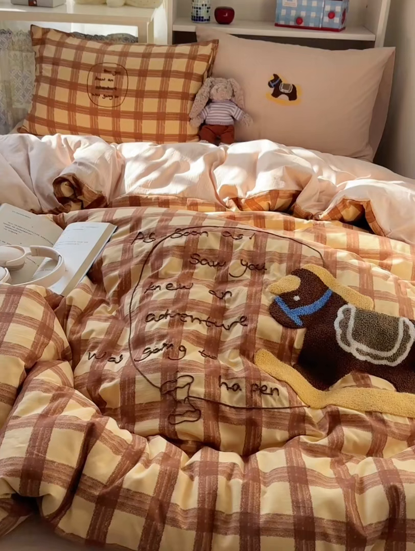 91家纺网 家纺一手货源 找家纺 玉海棠家纺 2026新款高克重超软糯可爱系毛巾绣四件套 木马奇遇记