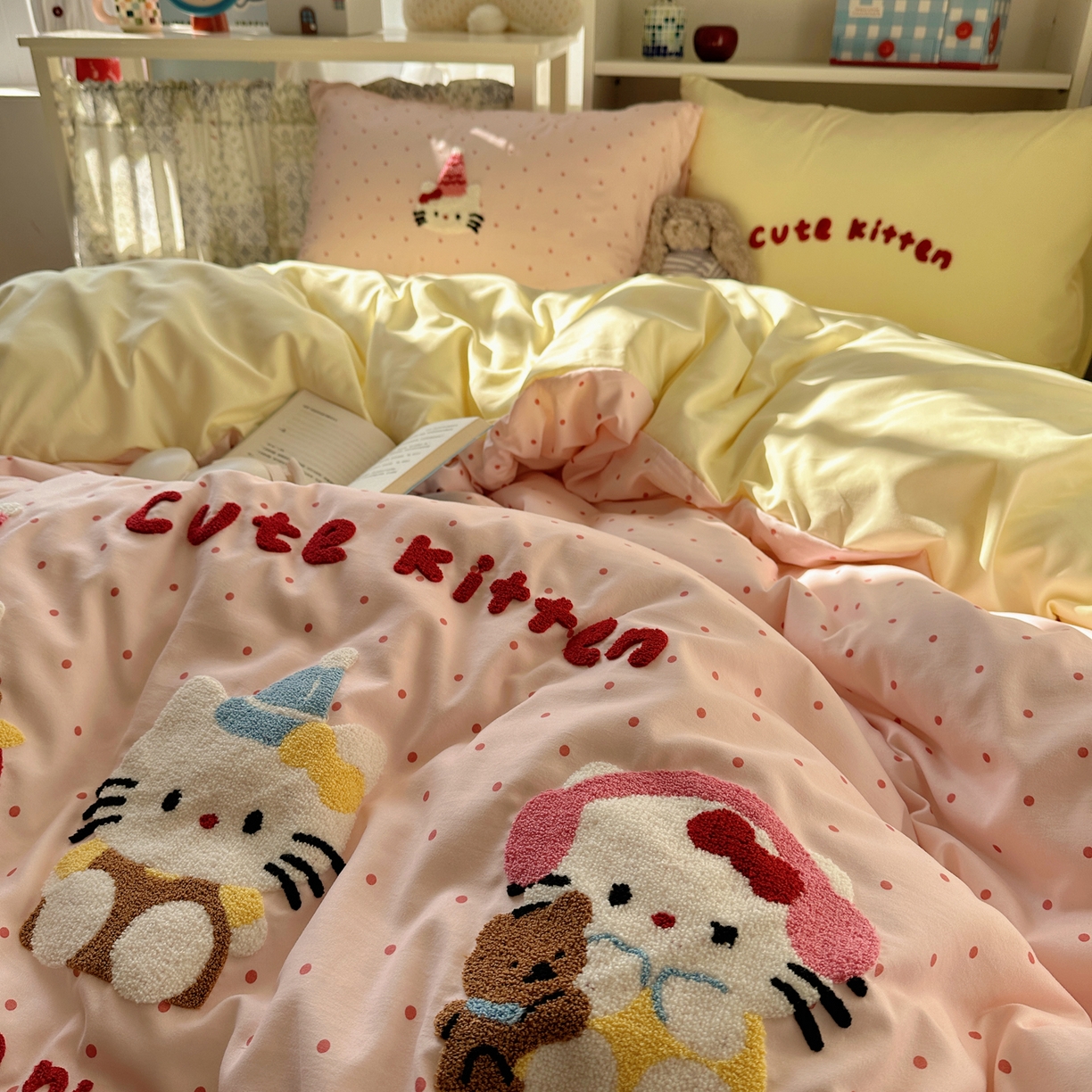 91家纺网 家纺一手货源 找家纺 玉海棠家纺 2026新款高克重超软糯可爱系毛巾绣四件套 甜粉三小只