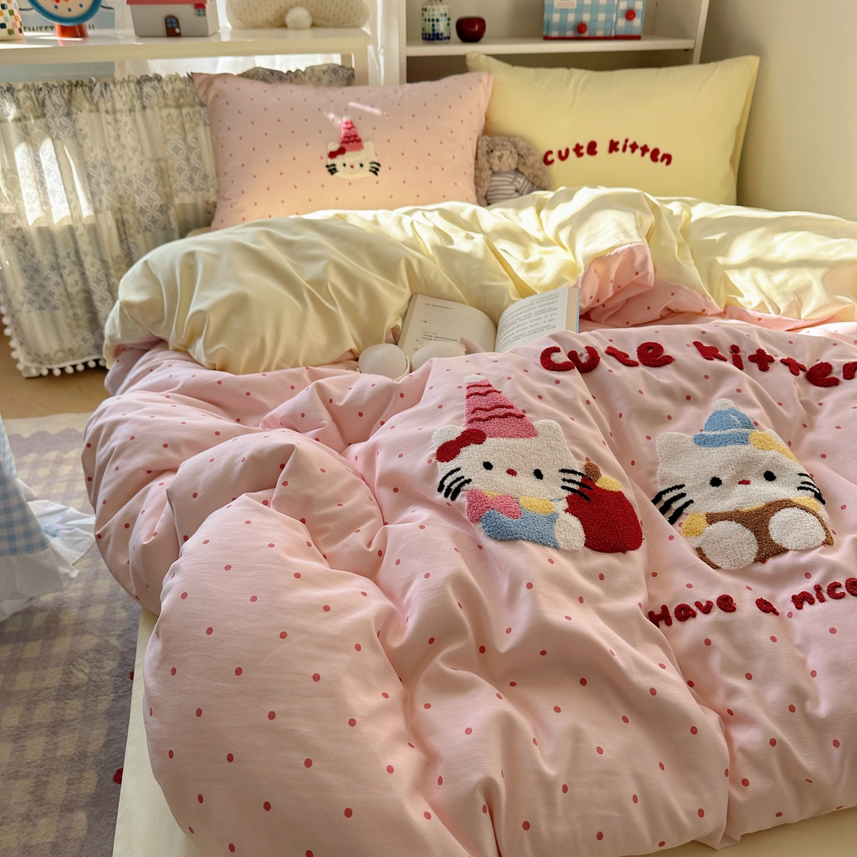 91家纺网 家纺一手货源 找家纺 玉海棠家纺 2026新款高克重超软糯可爱系毛巾绣四件套 甜粉三小只