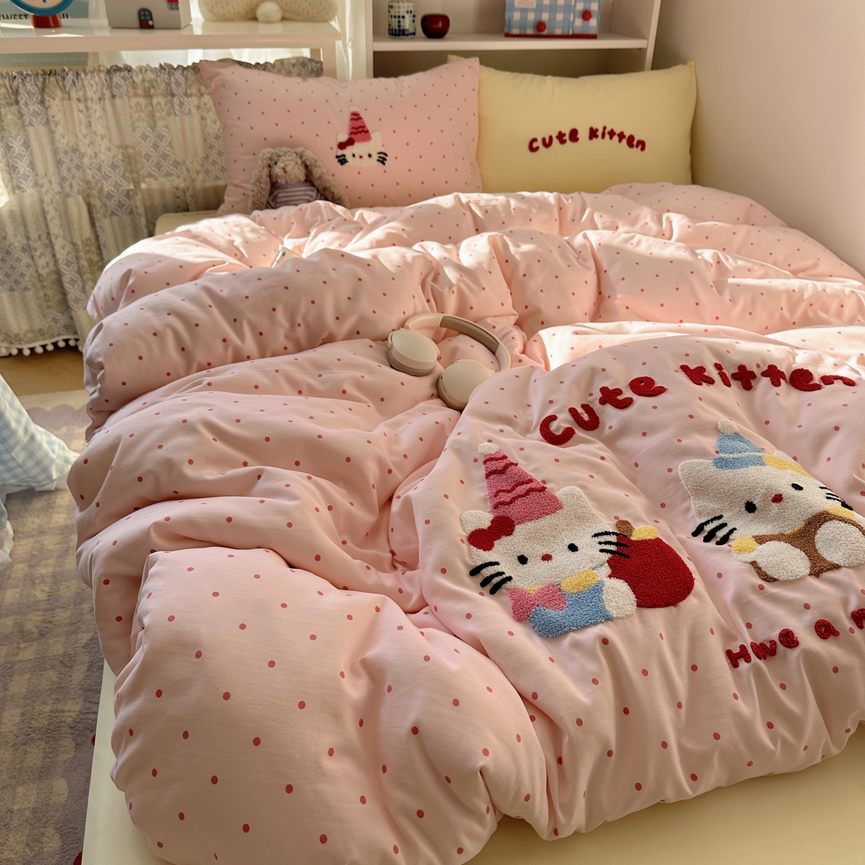 91家纺网 家纺一手货源 找家纺 玉海棠家纺 2026新款高克重超软糯可爱系毛巾绣四件套 甜粉三小只