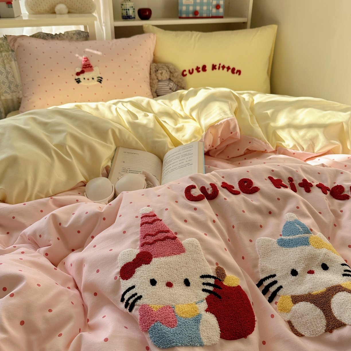 91家纺网 家纺一手货源 找家纺 玉海棠家纺 2026新款高克重超软糯可爱系毛巾绣四件套 甜粉三小只