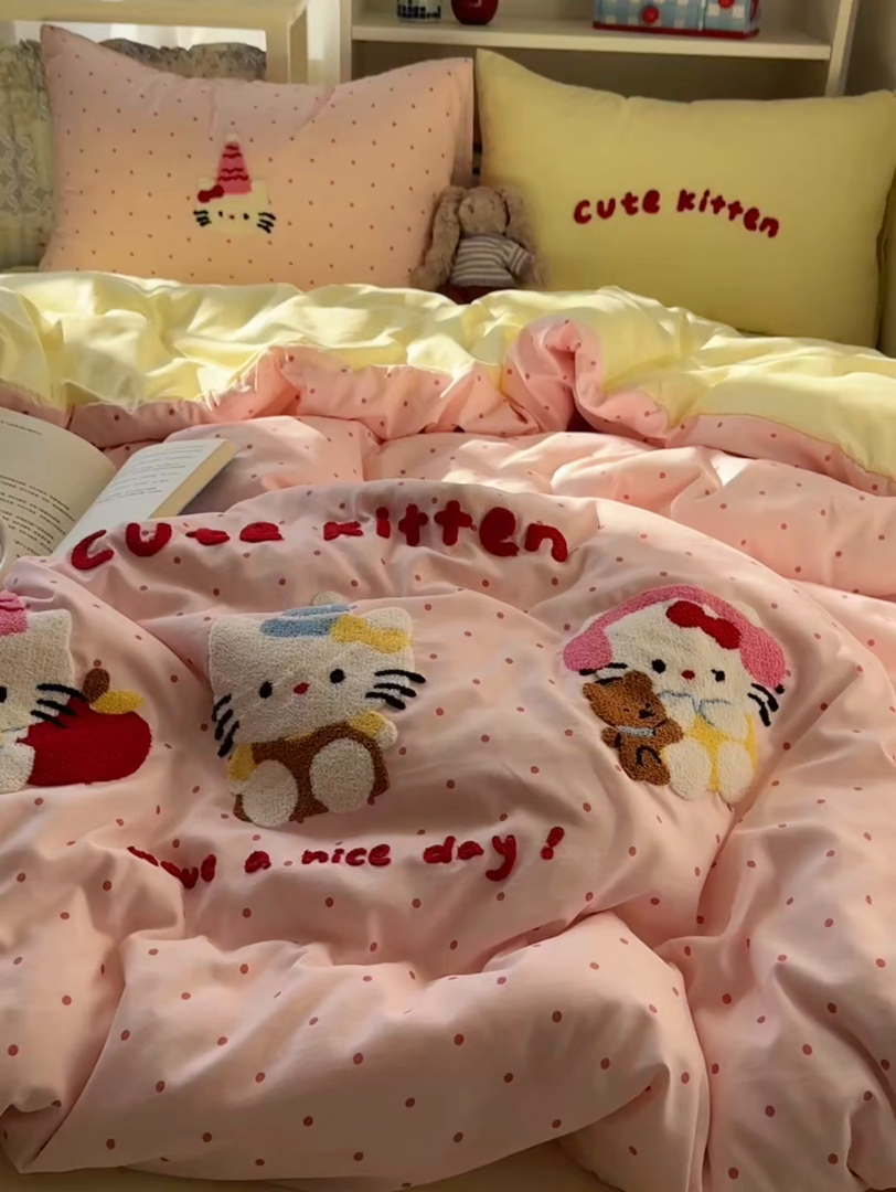 91家纺网 家纺一手货源 找家纺 玉海棠家纺 2026新款高克重超软糯可爱系毛巾绣四件套 甜粉三小只