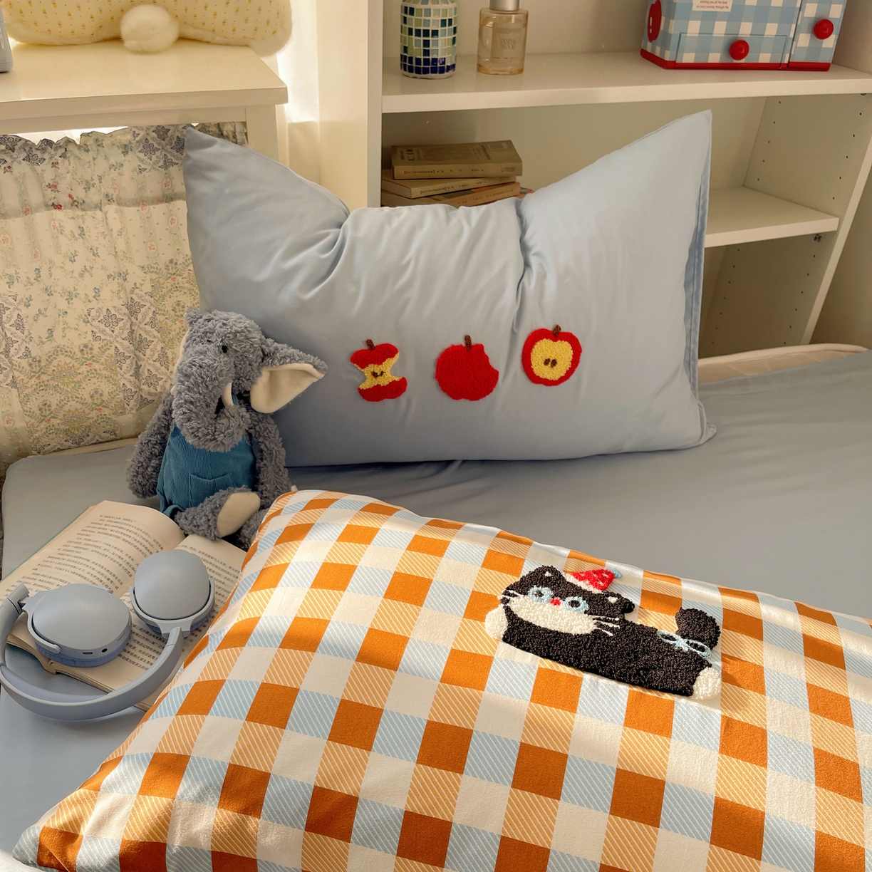 91家纺网 家纺一手货源 找家纺 玉海棠家纺 2026新款高克重超软糯可爱系毛巾绣四件套 小猫抢苹果