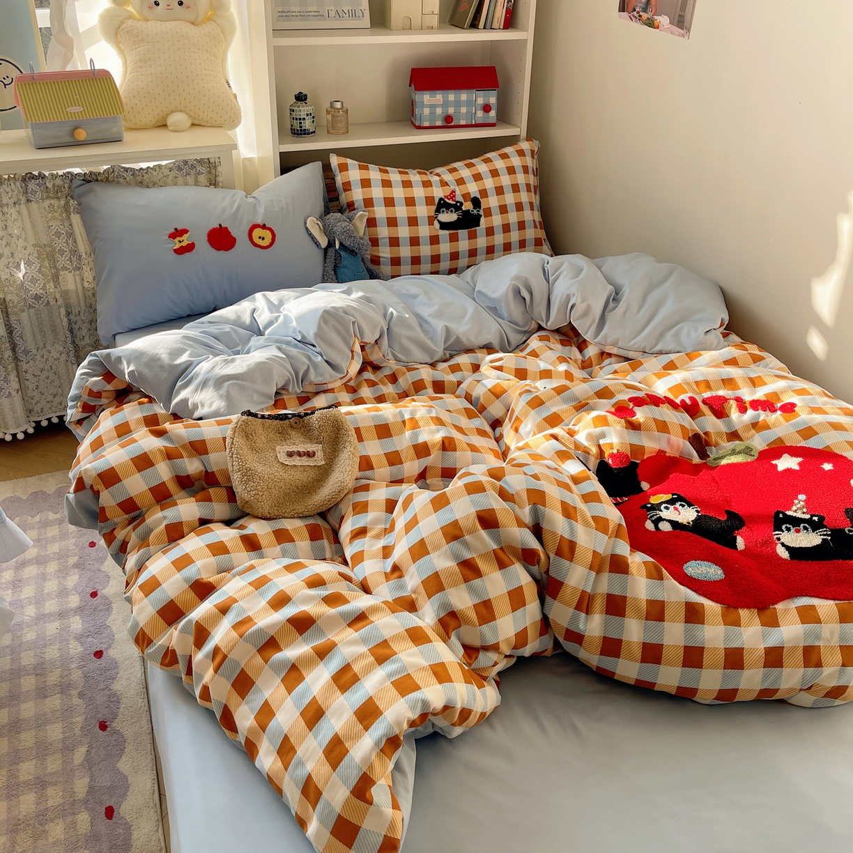 91家纺网 家纺一手货源 找家纺 玉海棠家纺 2026新款高克重超软糯可爱系毛巾绣四件套 小猫抢苹果