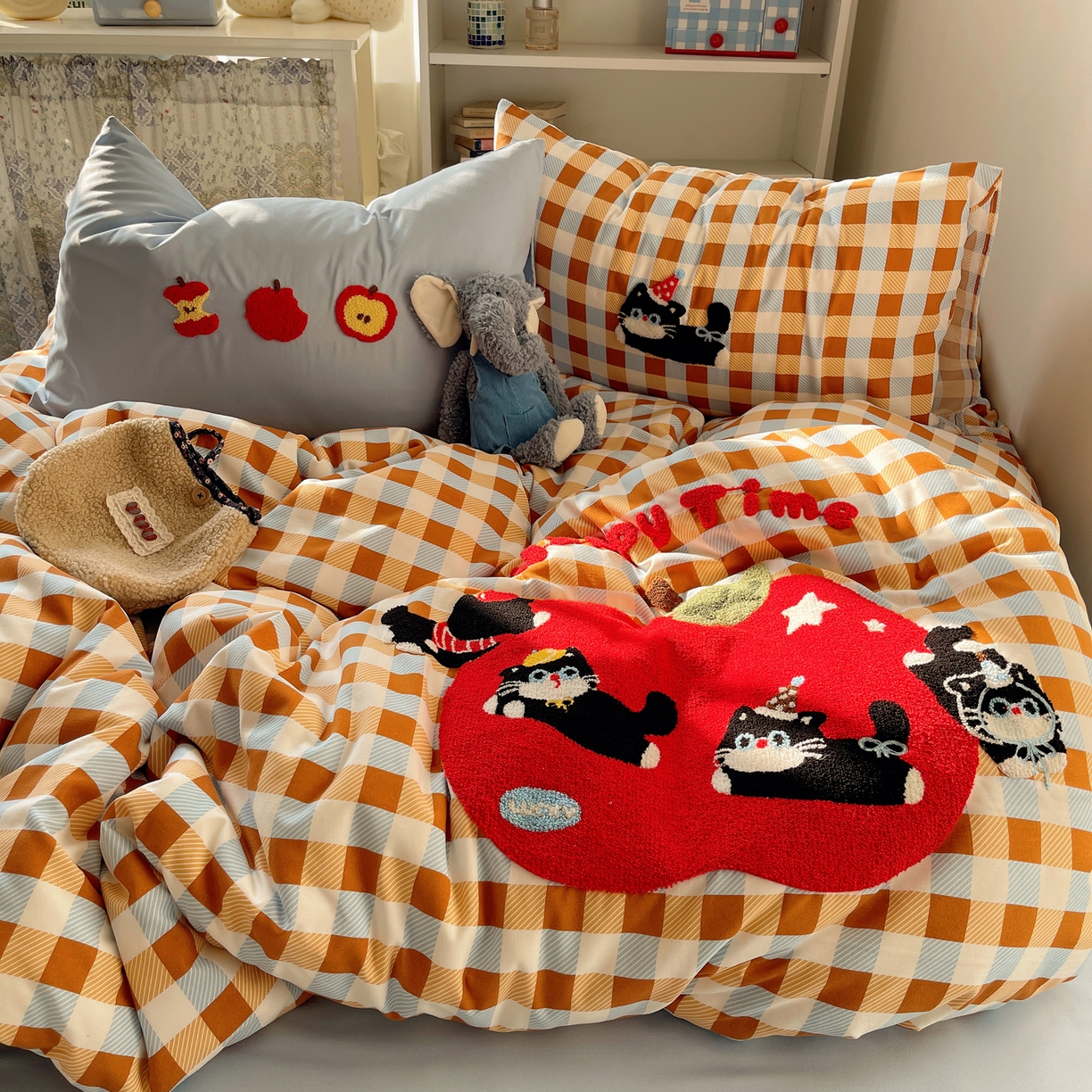 91家纺网 家纺一手货源 找家纺 玉海棠家纺 2026新款高克重超软糯可爱系毛巾绣四件套 小猫抢苹果