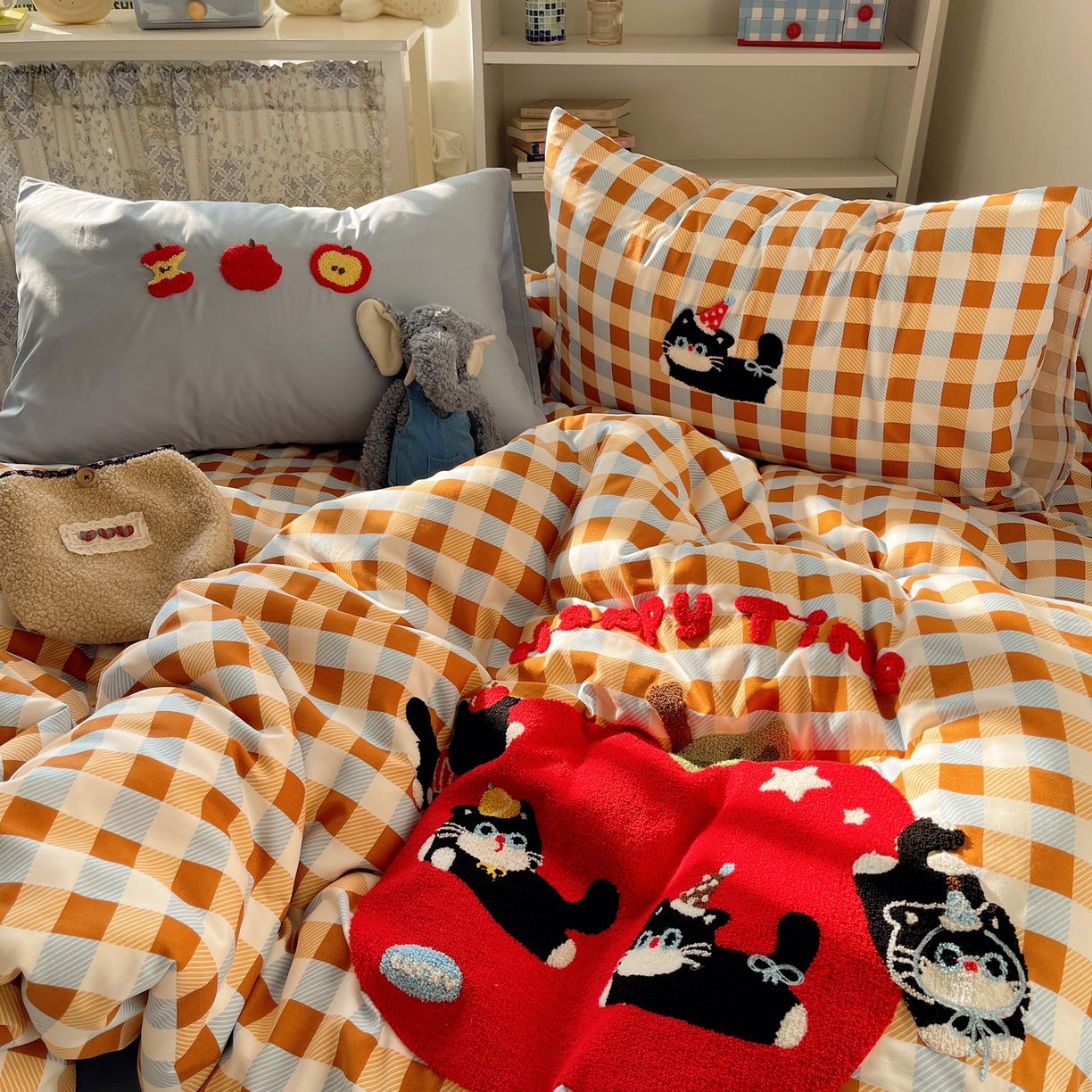 91家纺网 家纺一手货源 找家纺 玉海棠家纺 2026新款高克重超软糯可爱系毛巾绣四件套 小猫抢苹果