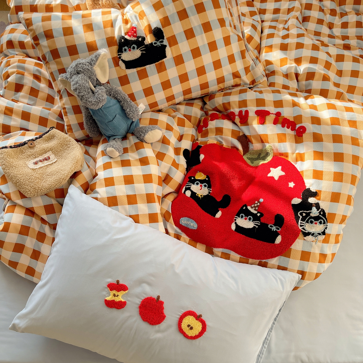 91家纺网 家纺一手货源 找家纺 玉海棠家纺 2026新款高克重超软糯可爱系毛巾绣四件套 小猫抢苹果