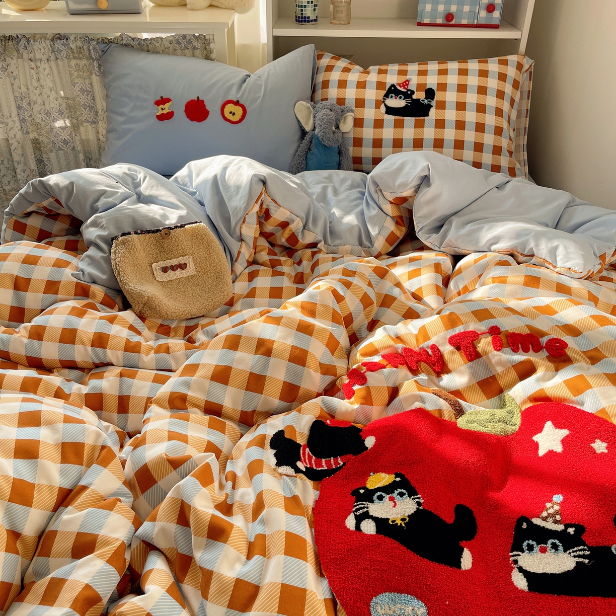 91家纺网 家纺一手货源 找家纺 玉海棠家纺 2026新款高克重超软糯可爱系毛巾绣四件套 小猫抢苹果