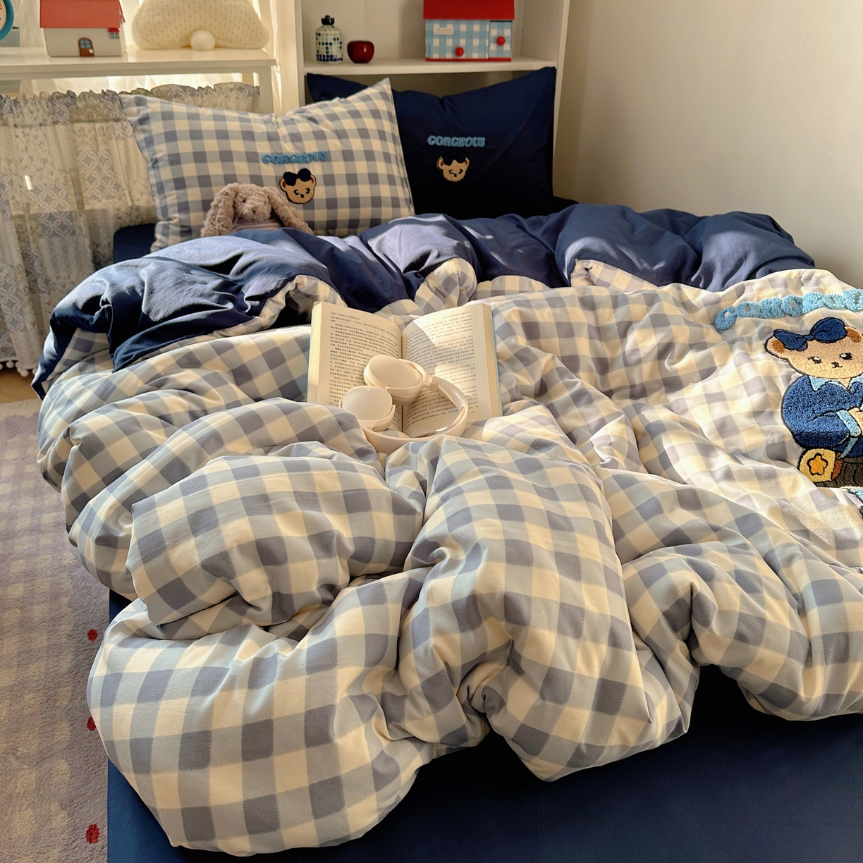 91家纺网 家纺一手货源 找家纺 玉海棠家纺 2026新款高克重超软糯可爱系毛巾绣四件套 学院小熊