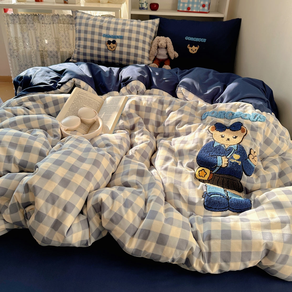 91家纺网 家纺一手货源 找家纺 玉海棠家纺 2026新款高克重超软糯可爱系毛巾绣四件套 学院小熊