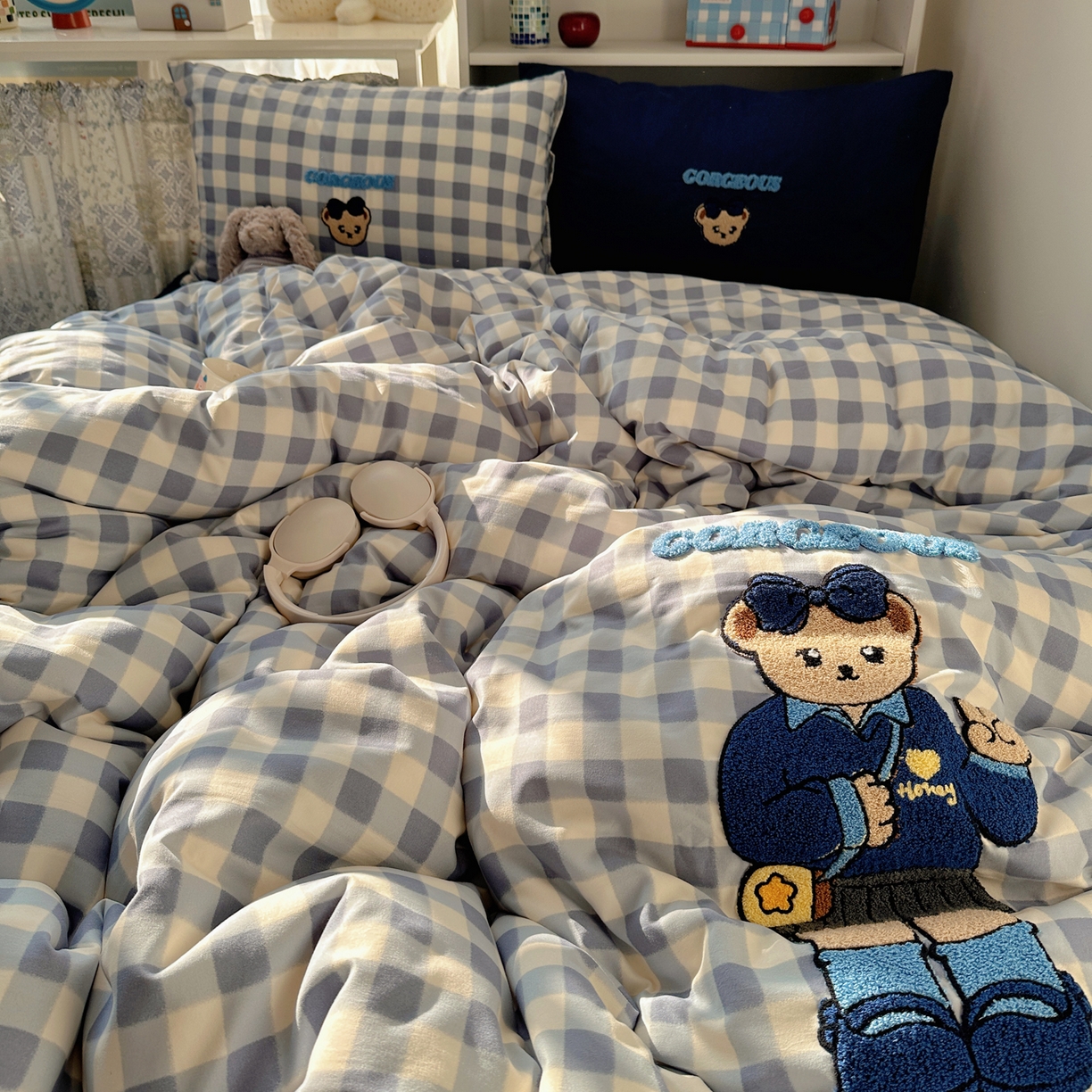 91家纺网 家纺一手货源 找家纺 玉海棠家纺 2026新款高克重超软糯可爱系毛巾绣四件套 学院小熊