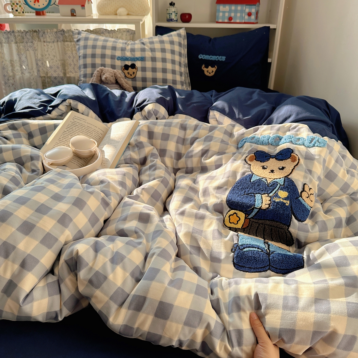 91家纺网 家纺一手货源 找家纺 玉海棠家纺 2026新款高克重超软糯可爱系毛巾绣四件套 学院小熊