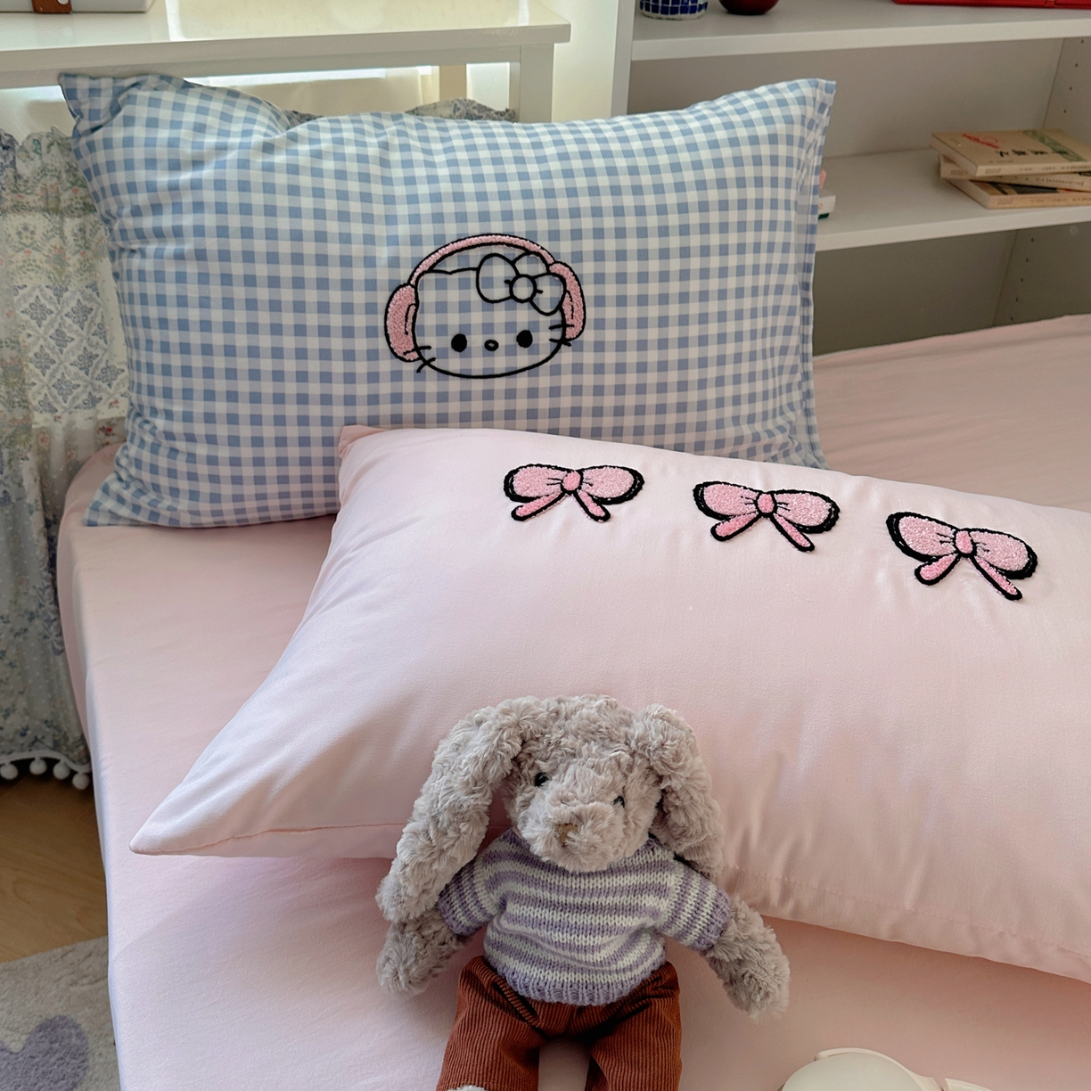 91家纺网 家纺一手货源 找家纺 玉海棠家纺 2026新款高克重超软糯可爱系毛巾绣四件套 音乐格猫咪