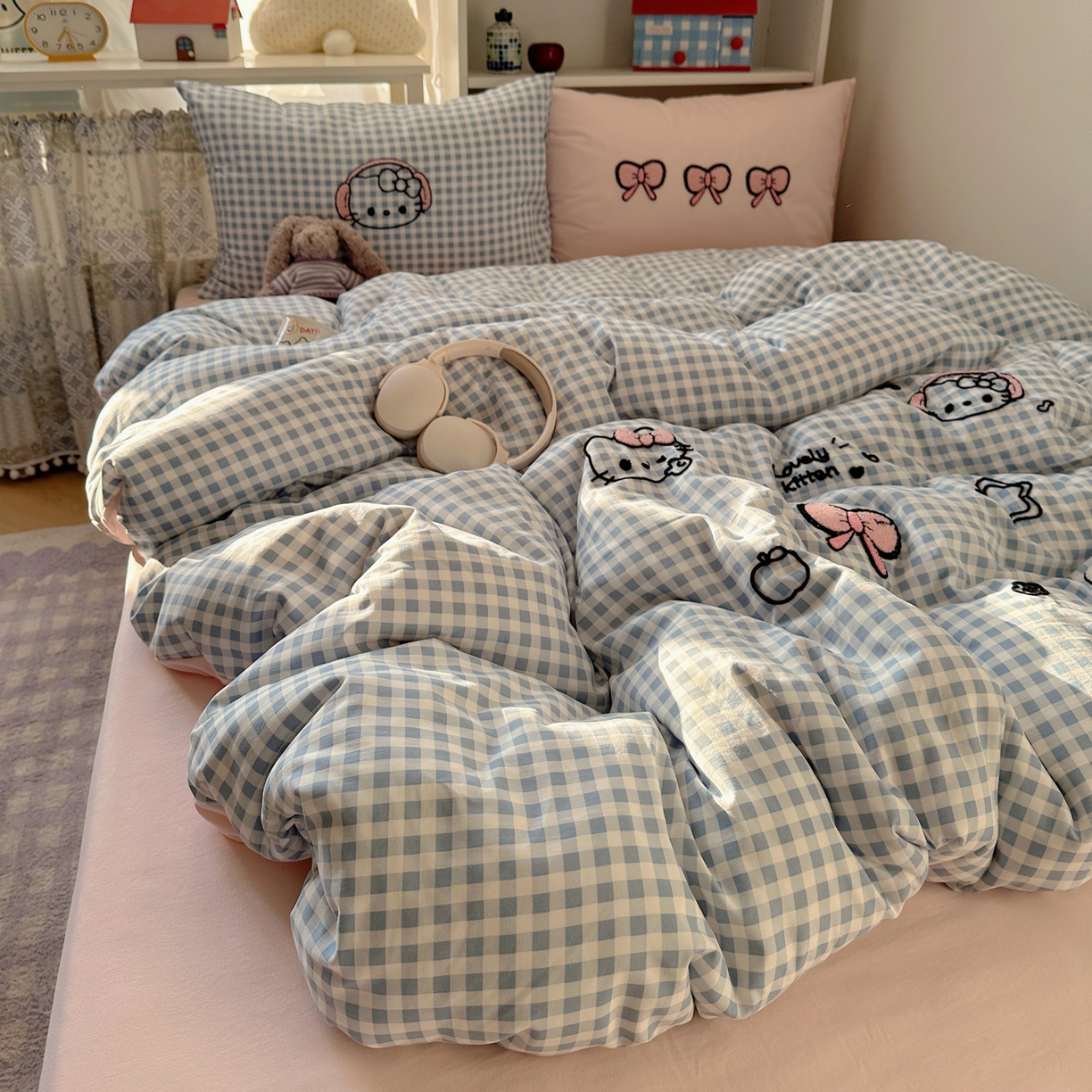 91家纺网 家纺一手货源 找家纺 玉海棠家纺 2026新款高克重超软糯可爱系毛巾绣四件套 音乐格猫咪