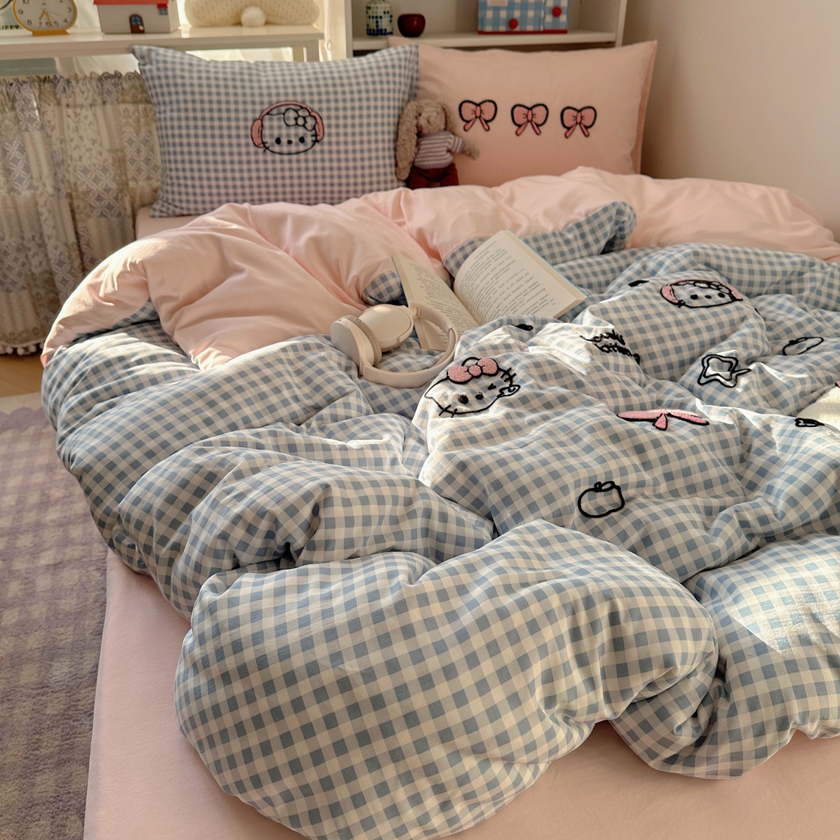 91家纺网 家纺一手货源 找家纺 玉海棠家纺 2026新款高克重超软糯可爱系毛巾绣四件套 音乐格猫咪