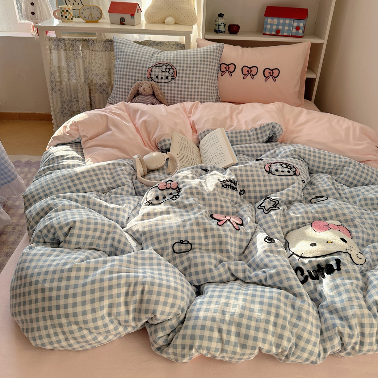 91家纺网 家纺一手货源 找家纺 玉海棠家纺 2026新款高克重超软糯可爱系毛巾绣四件套 音乐格猫咪