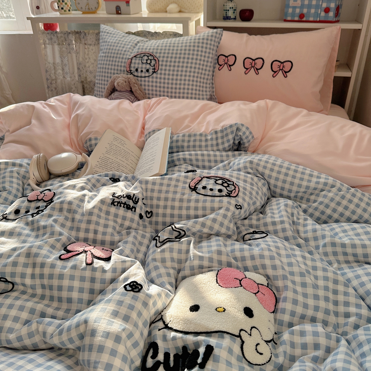 91家纺网 家纺一手货源 找家纺 玉海棠家纺 2026新款高克重超软糯可爱系毛巾绣四件套 音乐格猫咪