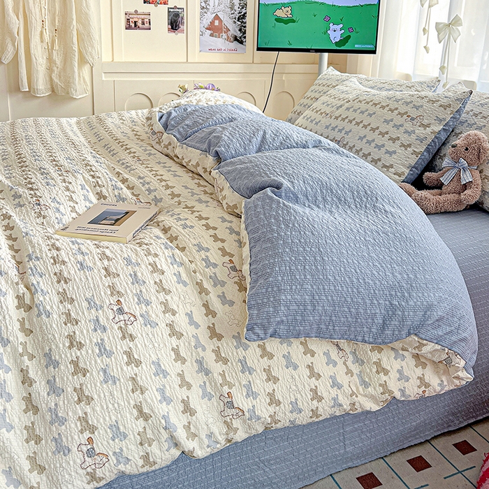 91家纺网 家纺一手货源 找家纺 一比一 2026春夏新款泡芙棉泡芙纱印花四件套-简单款 萌趣小马