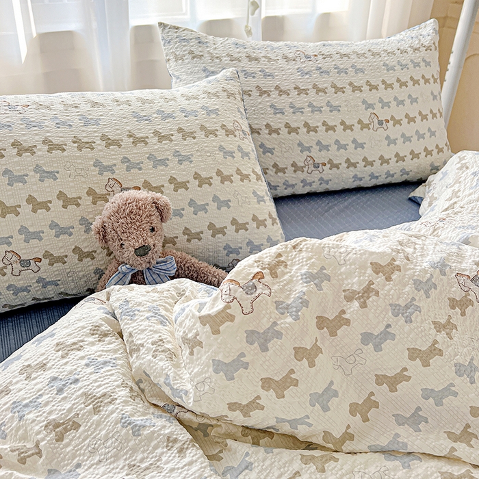 91家纺网 家纺一手货源 找家纺 一比一 2026春夏新款泡芙棉泡芙纱印花四件套-简单款 萌趣小马