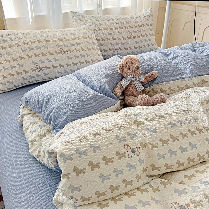 91家纺网 家纺一手货源 找家纺 一比一 2026春夏新款泡芙棉泡芙纱印花四件套-简单款 萌趣小马