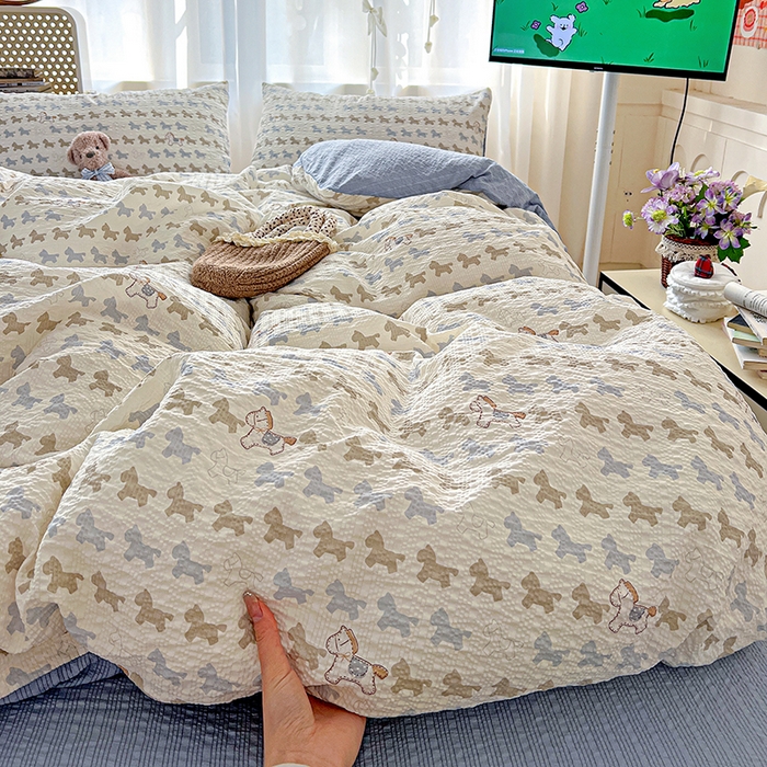 91家纺网 家纺一手货源 找家纺 一比一 2026春夏新款泡芙棉泡芙纱印花四件套-简单款 萌趣小马