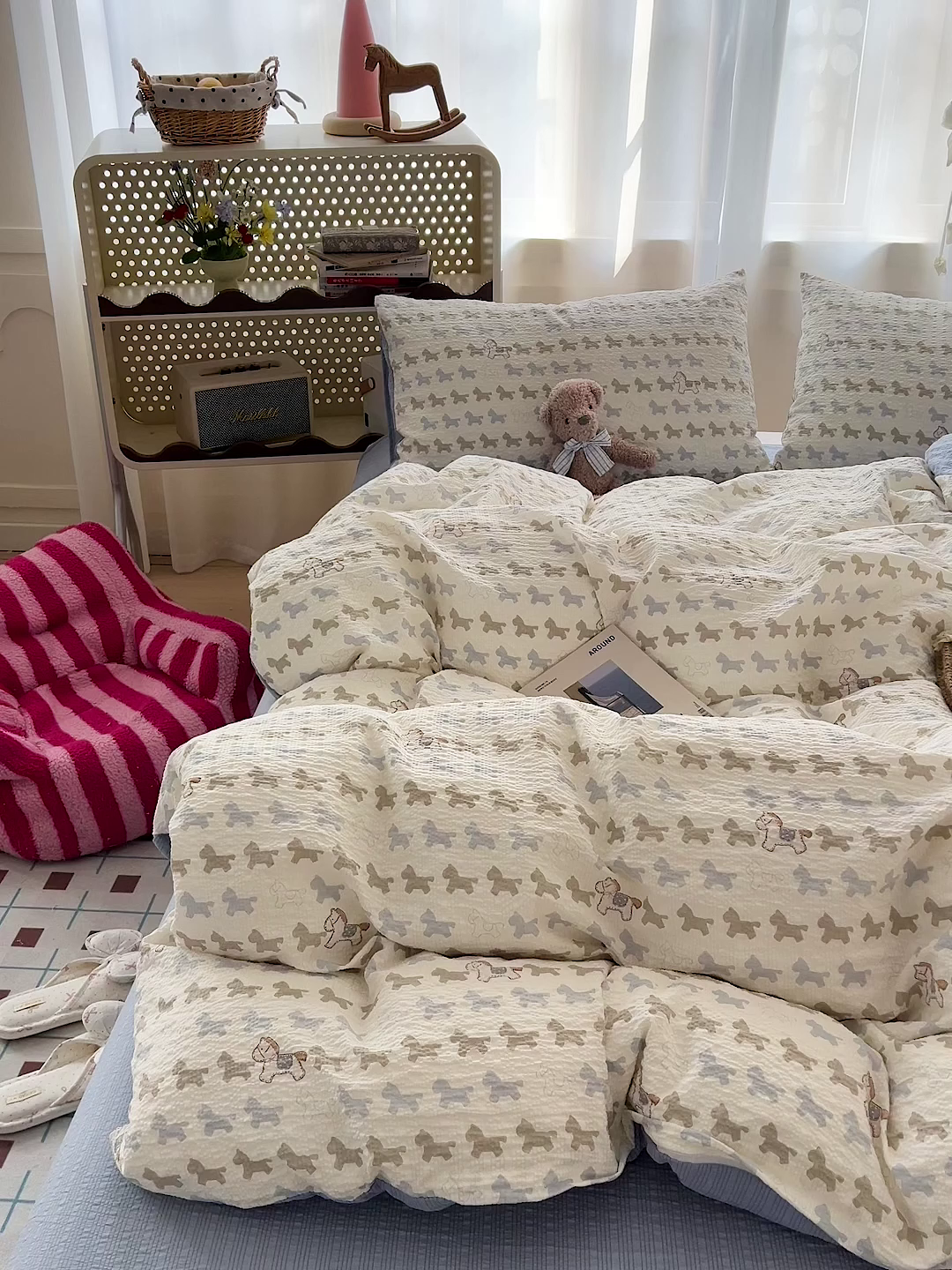 91家纺网 家纺一手货源 找家纺 一比一 2026春夏新款泡芙棉泡芙纱印花四件套-简单款 萌趣小马