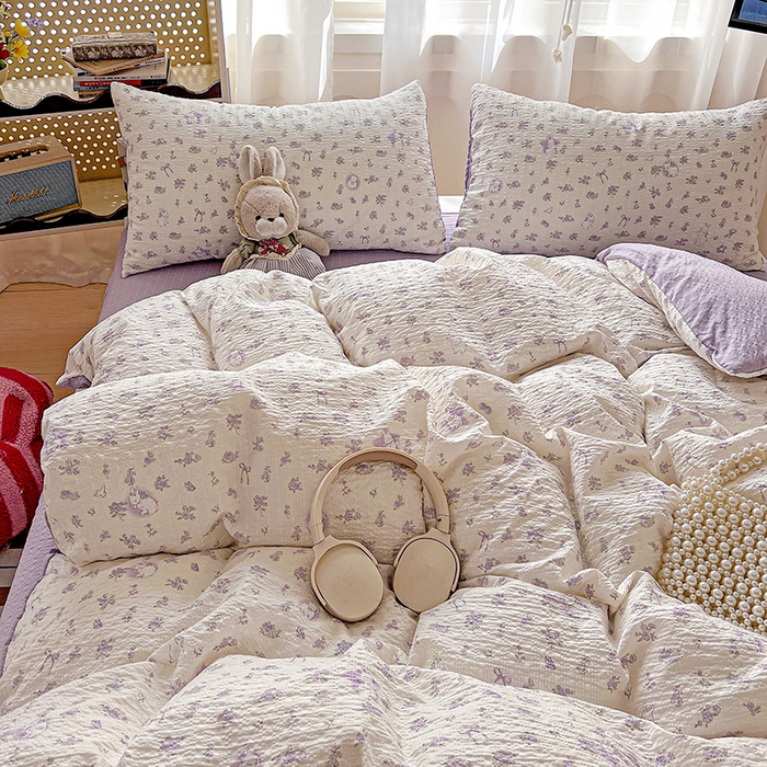 91家纺网 家纺一手货源 找家纺 一比一 2026春夏新款泡芙棉泡芙纱印花四件套-简单款 紫花萌兔