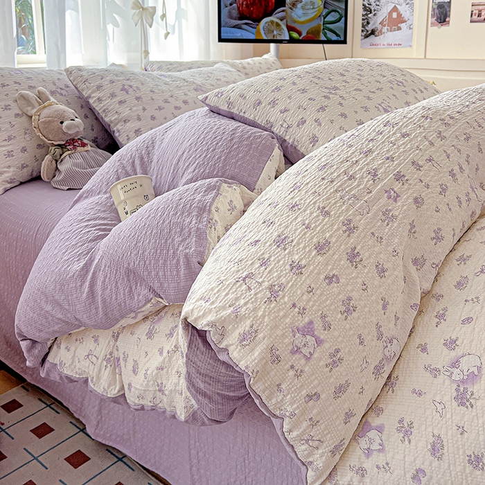 91家纺网 家纺一手货源 找家纺 一比一 2026春夏新款泡芙棉泡芙纱印花四件套-简单款 紫花萌兔